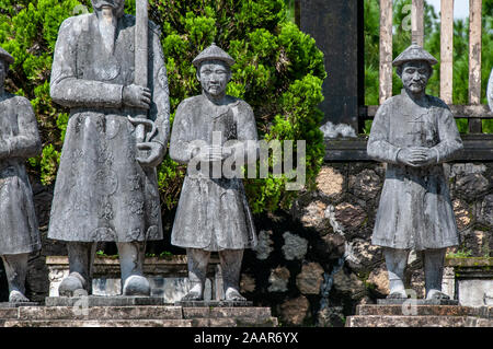 Les guerriers de pierre placé sur le défilé de la garde du tombeau de l'Empereur Khai Dinh à Hué. Banque D'Images