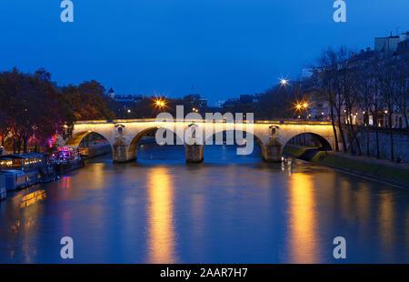 L'avis de pont Marie sur la rivière Seina la nuit , Paris, l'Europe. Banque D'Images