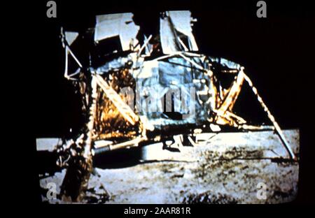 Teleclip Apollo 11 Lunar Module sur la surface de la lune - photo prise directement sur l'écran du téléviseur vers 1969-1972. Banque D'Images