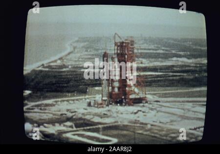 Teleclip Saturn V d'Apollo 11 à Cap Canaveral -photo prise directement à partir de l'écran du téléviseur vers 1969-1972 Banque D'Images