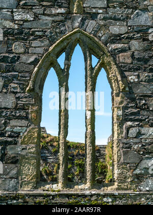 Ancienne fenêtre avec voûte en pierre a souligné à remplages ruines du Prieuré Oronsay, île de Oronsay, Colonsay, Ecosse, Royaume-Uni Banque D'Images