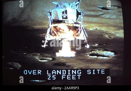 - Teleclip Module lunaire la modalité "' d'Apollo 17 - Moon Landing avec 'Plus de 25 pieds d'atterrissage' sous-titre ; photographie prise directement à partir d'écran TV - circa 1972 Banque D'Images