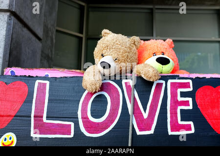 Nounours serrant et accueillant dans le Hollywood Blvd Banque D'Images