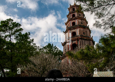 La tour octogonale, symbole de la ville de Hue, dans le parc de la pagode Thien Mu. Banque D'Images