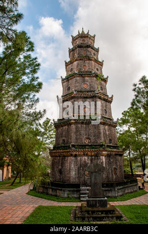 La tour octogonale, symbole de la ville de Hue, dans le parc de la pagode Thien Mu. Banque D'Images