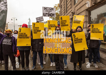 Londres, Royaume-Uni. 23 novembre 2019. Des militants se rassemblent dans le centre de Londres pour soutenir le mouvement pro-démocratie de Hong Kong lors d’une manifestation. Les manifestants portent des pancartes jaunes avec des exigences telles que le suffrage universel, la responsabilité de la police et la libération des manifestants arrêtés. Des slogans tels que « Fight for Freedom – Stand with Hong Kong » et « Let Hong Kong be Hong Kong » soulignent la solidarité avec l’autonomie et les droits de l’homme de Hong Kong. Penelope Barritt/Alamy Live News Banque D'Images