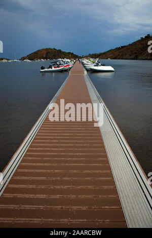 Embarcadère à Cala de Portlligat, Cadaques, Catalogne, Espagne Banque D'Images