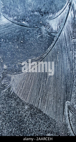 Impression de macro fleurs de glace sur la fenêtre d'une voiture Banque D'Images