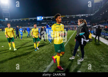 Zwolle, Pays-Bas. 23 Nov, 2019. ZWOLLE, PEC Zwolle - Fortuna Sittard, 23-11-2019, le football, l'Eredivisie néerlandaise, saison 2019-2020, MAC3Park Stadium, les joueurs de Fortuna sont déçus après le match PEC Zwolle - Fortuna Sittard, Fortuna Sittard Martin Angha (M), Fortuna Sittard player Jorrit Smeets (2L) : Crédit Photos Pro/Alamy Live News Banque D'Images