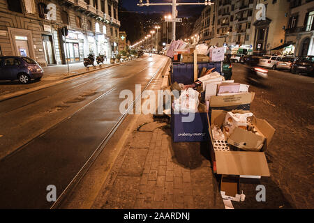 Naples, Italie, le 20 février 2008 : Les déchets s'accumulent sur la rue de Naples, en Italie, au cours de la crise de la gestion des déchets de Naples en 2008. Banque D'Images