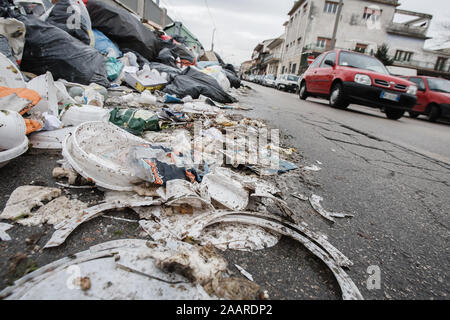 Caserta, Italie, le 21 février 2008 : Les déchets s'accumulent sur une rue à Caserta, Italie, au nord de Naples pendant la crise des déchets de Naples en 2008. Banque D'Images