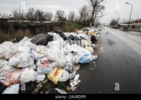 Caserta, Italie, le 21 février 2008 : Les déchets s'accumulent sur une rue à Caserta, Italie, au nord de Naples pendant la crise des déchets de Naples en 2008. Banque D'Images