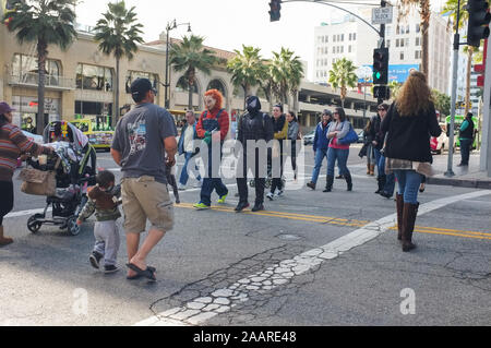 Les gens sur le célèbre walk of fame sur Hollywood boulevard à Hollywood, CA. Banque D'Images