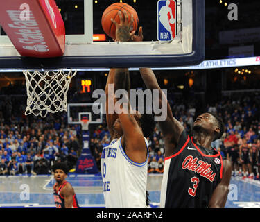 23 novembre 2019 : Memphis avant, D.J. Jeffries (0), va pour le slam que Ole' Mlle avant, Khadim Sy (3), tente de bloquer le tir de basket-ball de NCAA, durant le match entre l' Ole Miss rebelles et les Memphis Tigers au FedEx Forum de Memphis, TN. Kevin Langley/Sports médias du Sud/CSM Banque D'Images