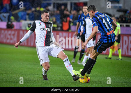 Bergame, Italie. 06Th Jan, 2016. Federico Bernardeschi de la Juventus en action au cours de la Serie une correspondance entre l'Atalanta et la Juventus au Stadio Azzurri d'Italia, Bergame, Italie le 23 novembre 2019. Photo par Mattia Ozbot. Usage éditorial uniquement, licence requise pour un usage commercial. Aucune utilisation de pari, de jeux ou d'un seul club/ligue/dvd publications. Credit : UK Sports Photos Ltd/Alamy Live News Banque D'Images