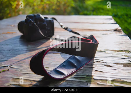 Les modèles classiques de l'appareil photo sur une table en bois contre le soleil et un arrière-plan flou. Banque D'Images