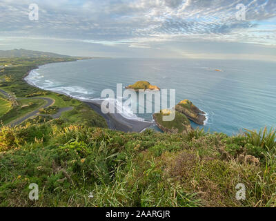 Vista à au sud de Paritutu Rock, près de New Plymouth Banque D'Images