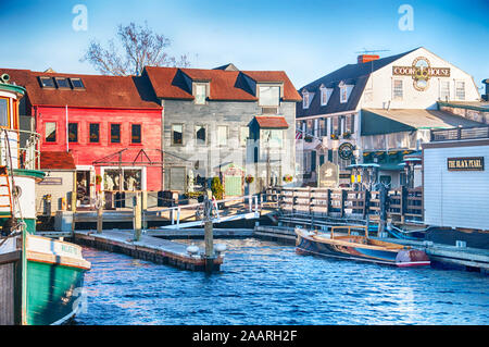 Newport, Rhode Island. Le 27 novembre 2017. Bateaux et divers magasins situé dans le port de Newport Rhode Island dans le soleil couchant. Banque D'Images