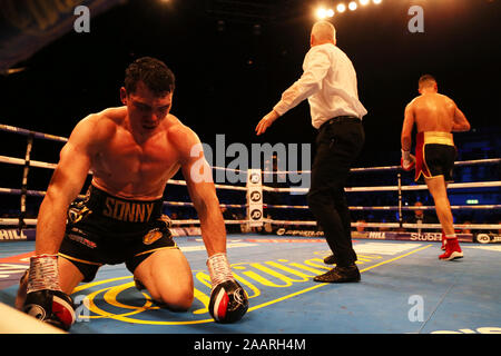 Craig Glover (à gauche) sur le terrain pendant la vacance de son titre Cruiserweight du Commonwealth au M&S Bank Arena, Liverpool. Banque D'Images