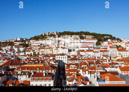 Lisbonne, Portugal : Baixa downtown sommaire vers le château Sao Jorge, vu de l'ascenseur de Santa Justa. Banque D'Images