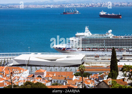 Lisbonne, Portugal : un grand navire de croisière à côté du nouveau terminal de croisière de Lisbonne conçu par Carrilho da Graça Arquitectos. Banque D'Images