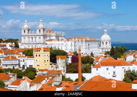 Lisbonne, Portugal : vue depuis le Miradouro do Recolhimento de vue de l'Alfama, le plus ancien quartier de Lisbonne avec l'église du xviie siècle et le mon Banque D'Images