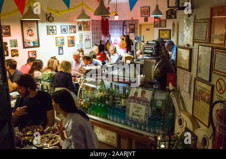 Lisbonne, Portugal : les touristes à Tasca do Jaime, un fado traditionnel restaurant dans l'Alfama, le plus vieux quartier de Lisbonne. Banque D'Images