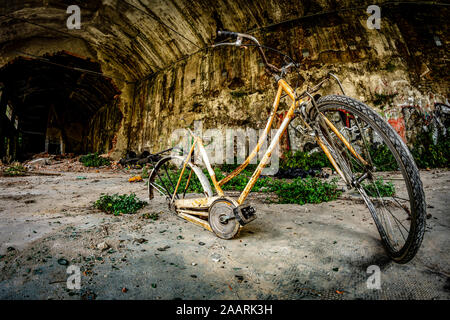 Vieux vélos abandonnés dans un complexe industriel abandonné, urbex photography Banque D'Images