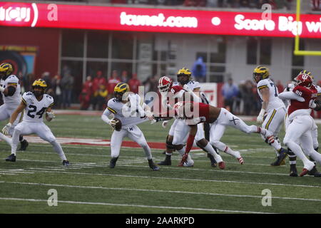 Bloomington, Indiana, USA. 23 Nov, 2019. Ui's Marcelino bille (9) s'arrête au Michigan's Shea Patterson (2) au cours d'un match de football NCAA college au Memorial Stadium à Bloomington, Indiana, USA. Le score à la mi-temps a été Michigan 20 et UI 14. Crédit : Jeremy Hogan/Alamy Live News. Banque D'Images