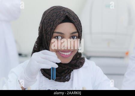 Les jeunes afro female scientist faisant des expériences en laboratoire Banque D'Images