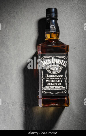 Bouteille de Jack Daniels Whiskey isolé sur fond ardoise. Jack Daniels Sour Mash Whiskey a été distillée dans Tennessee USA depuis 1866 Banque D'Images