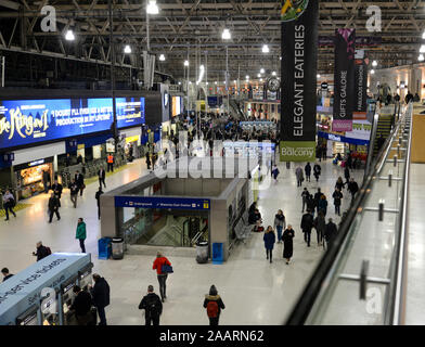 Le hall de la gare de Waterloo l'un des principaux carrefours ferroviaires à Londres Banque D'Images
