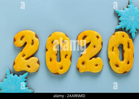 Gingerbread cookies sous forme de chiffres 2020, cadeaux de Noël ou de vacances Noel, bonne année, fond bleu Banque D'Images