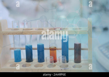 Femme Chercheur scientifique utilise des tubes à essai de remplissage Micropipette dans un grand laboratoire moderne. Banque D'Images