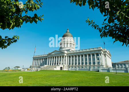 SALT LAKE CITY, Utah - 15 août 2013 : le State Capitol Building est entourée d'arbres Banque D'Images