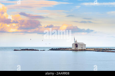 Petite église blanche saint Nikolaos dans la mer, Georgioupoli, Crète, Grèce. Banque D'Images