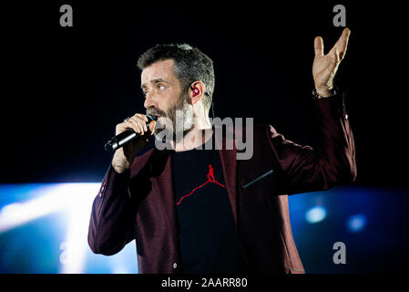 ALPITOUR PALA, TURIN, ITALIE - 2019/11/23 : Le chanteur et compositeur italien Daniele Silvestri s'effectue à Turin au cours de sa 'La terra dal vivo sotto i piedi' tour 2019 d'intérieur Banque D'Images