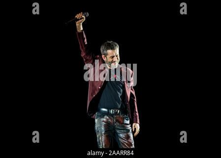 ALPITOUR PALA, TURIN, ITALIE - 2019/11/23 : Le chanteur et compositeur italien Daniele Silvestri s'effectue à Turin au cours de sa 'La terra dal vivo sotto i piedi' tour 2019 d'intérieur Banque D'Images