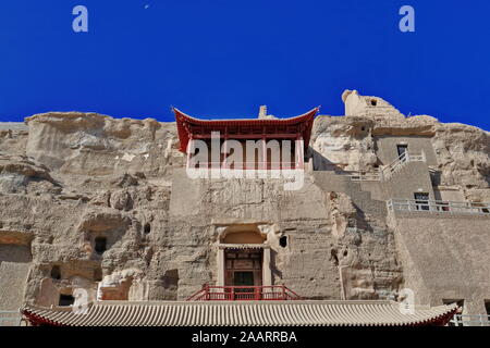 Deux porche en bois peint de couleur rouge à plusieurs niveaux de grottes de la grotte 130-Mogao. Dunhuang-Gansu-Chine-0617 Banque D'Images