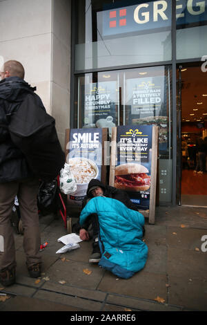 Manchester, UK. 23 novembre, 2019. Un sans-abri endormi dans une porte à l'extérieur de Greggs, jardins de Piccadilly, Manchester, Lancashire, Royaume-Uni. Crédit : Barbara Cook/Alamy Live News Banque D'Images