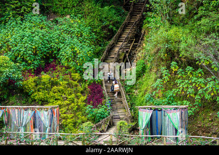 Cat Cat, le Vietnam - 10 octobre 2019 : un couple de prendre des photos sur l'escalier à côté de la rivière, dans le petit village de montagne de Cat Cat Banque D'Images