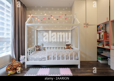 Lit pour enfants dans la chambre d'enfant design moderne Banque D'Images