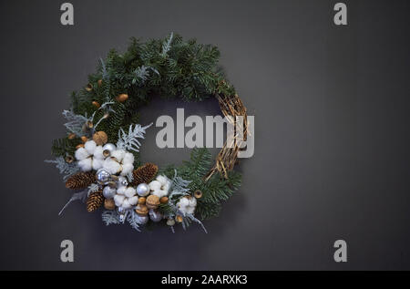 Couronne de Noël de vignes décoré de branches de sapin, des boules de Noël et les matières naturelles, concept de nouvel an Banque D'Images