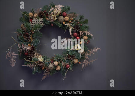 Couronne de Noël de vignes décoré de branches de sapin, des boules de Noël et les matières naturelles, concept de nouvel an Banque D'Images