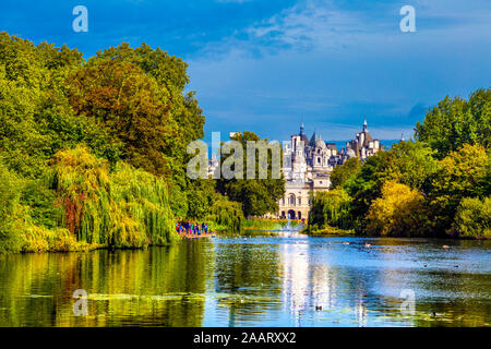 Lake at St James's Park, Londres, Royaume-Uni Banque D'Images