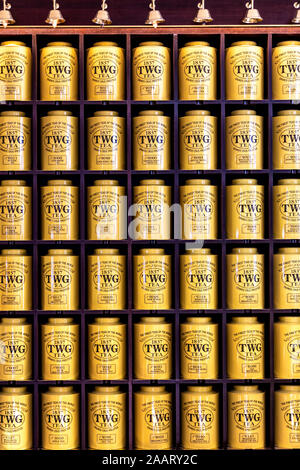 Canisters à thé jaune sur les étagères du TWG Tea Shop de Leicester Square, Londres, Royaume-Uni Banque D'Images