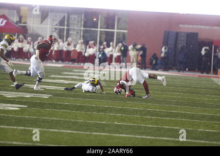 Bloomington, Indiana, USA. 23 Nov, 2019. Indiana's Stevie Scott III (8) porte la balle contre Michigan University's Ambry Thomas (1) au cours d'un match de football NCAA college au Memorial Stadium à Bloomington, Indiana, USA. Michigan beat UI 39-14. Crédit : Jeremy Hogan/Alamy Live News. Banque D'Images