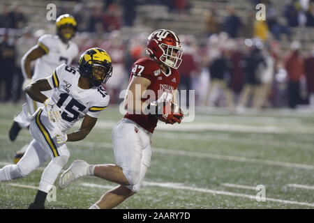 Bloomington, Indiana, USA. 23 Nov, 2019. Indiana University's Micah McFadden rend une interception contre Michigan lors d'un match de football NCAA college au Memorial Stadium à Bloomington, Indiana, USA. Michigan beat UI 39-14. Crédit : Jeremy Hogan/Alamy Live News. Banque D'Images