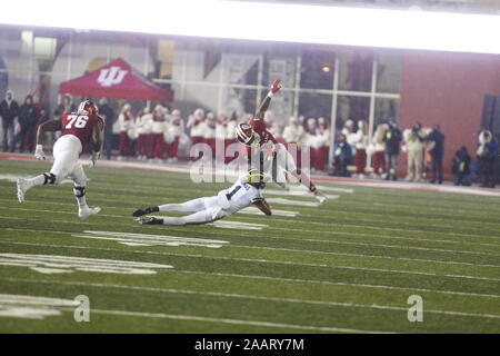 Bloomington, Indiana, USA. 23 Nov, 2019. Indiana's Stevie Scott III (8) porte la balle contre Michigan University's Ambry Thomas (1) au cours d'un match de football NCAA college au Memorial Stadium à Bloomington, Indiana, USA. Michigan beat UI 39-14. Crédit : Jeremy Hogan/Alamy Live News. Banque D'Images