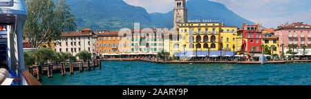 Riva del Garda est l'une des charmantes petites villes sur ce lac du nord de l'Italie.Le Lac de Garde est une populaire destination touristique européenne près de les Dolomites Banque D'Images